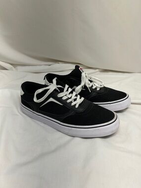 Airwalk Black and White Low-Top Huntington Sneakers Size 10